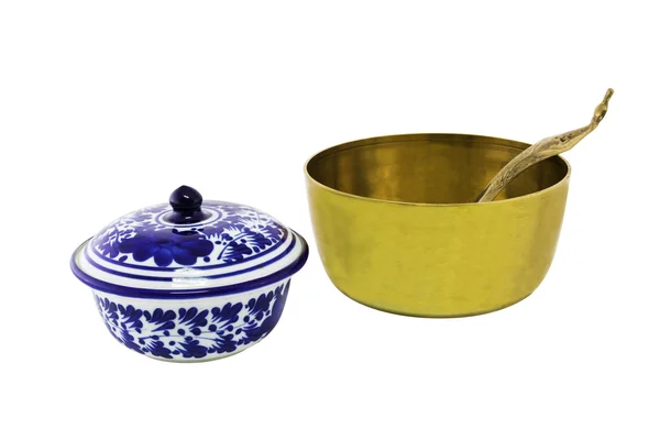 Starožitný mosazný rýžová a keramické misky, samostatný — Stock fotografie