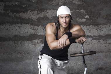 iyi görünümlü atletik bir adam kırpılmış görünümü