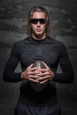 kamera önünde güneş gözlüğü futbol oyuncu pozlar