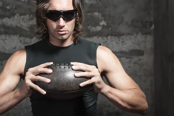 Jogador de futebol segurando bola nas mãos — Fotografia de Stock