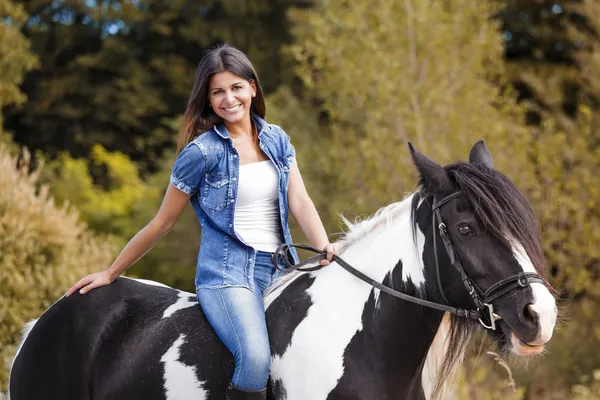 Ritratto di attraente bruna cavalcata femminile — Foto Stock