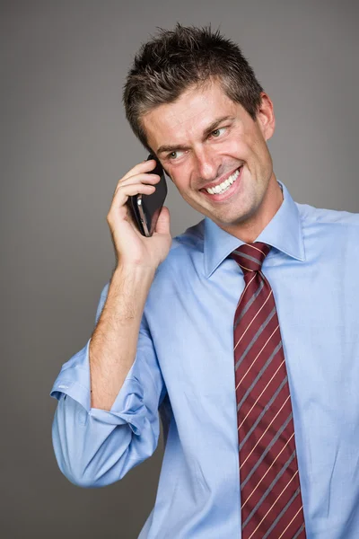 Homme d'affaires souriant parlant au téléphone — Photo