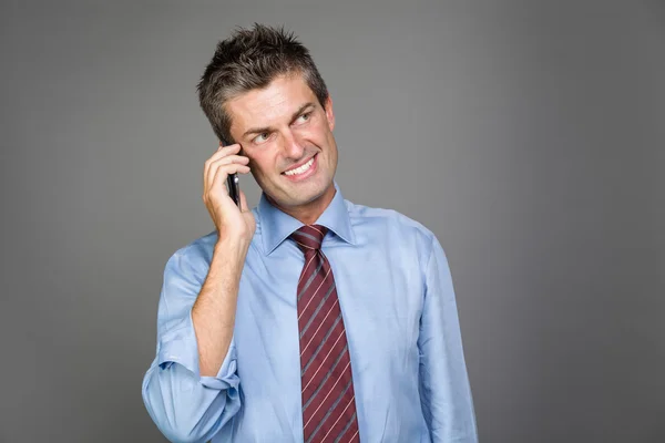 電話で話すビジネスマンの笑みを浮かべてください。 — ストック写真