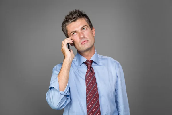 Biznesmen słuchu zadanie wiadomości w telefonie — Zdjęcie stockowe