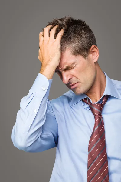 Uomo d'affari che soffre di mal di testa — Foto Stock
