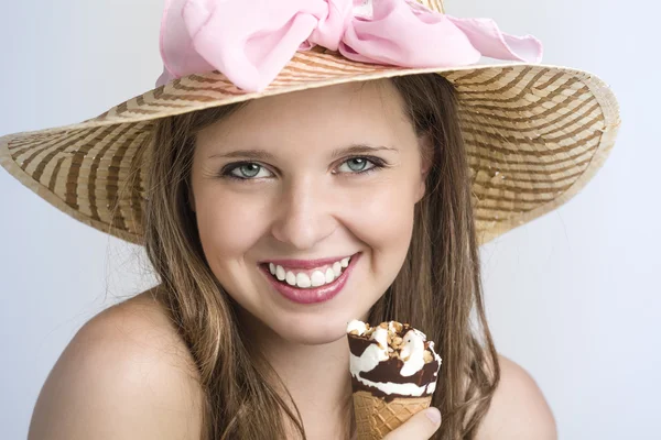 Velmi pěkné teenager s úsměvem a těší její zmrzlina — Stock fotografie