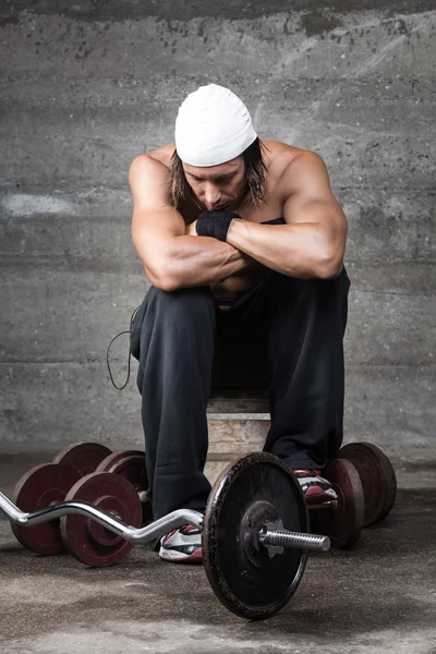 Nachdenklicher Bodybuilder — Stockfoto