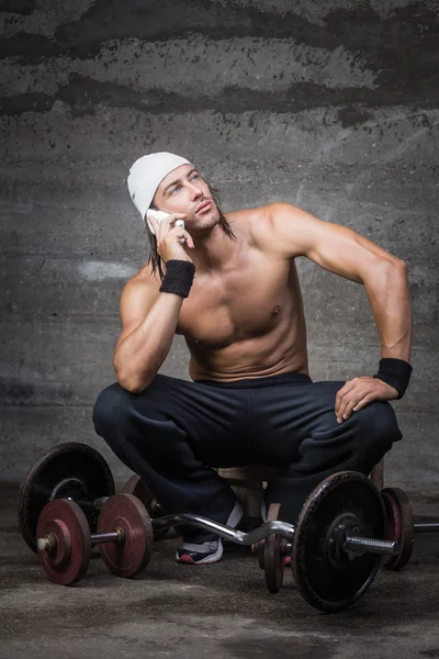 Handsome bodybuilder talking on the phone — Stock Photo, Image