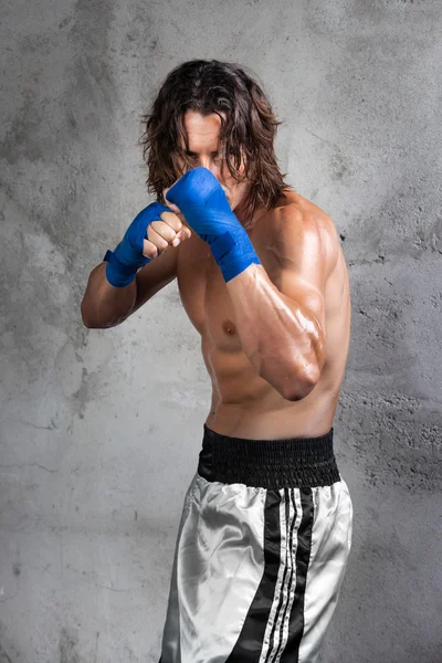 Красивый боксер готов к бою — стоковое фото