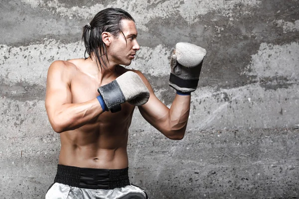 Boxer muscolare uomo pronto a colpire — Foto Stock