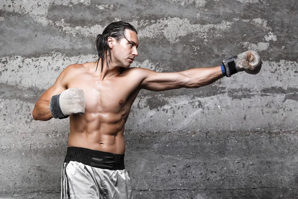 Muscular boxer homem de perfuração — Fotografia de Stock