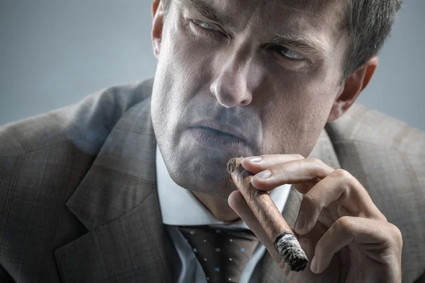 Hombre adulto elegante fumando un cigarro — Foto de Stock