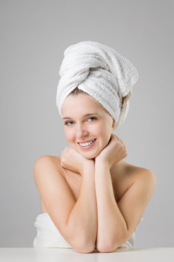 güzel bir genç kadın beyaz havlu kafasına takmış