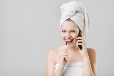 güzel taze kız onun tee fırçalama sırasında telefonda konuşurken