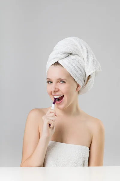 Smiley bella ragazza lavarsi i denti — Foto Stock