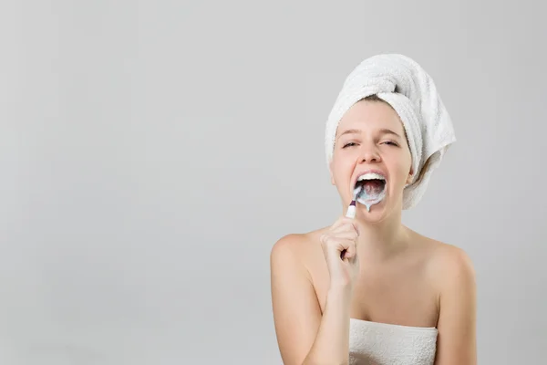 Bonita chica cepillándose los dientes con la boca abierta —  Fotos de Stock