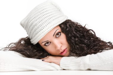 Beyaz adam kameraya bakarak çekici dalgın esmer