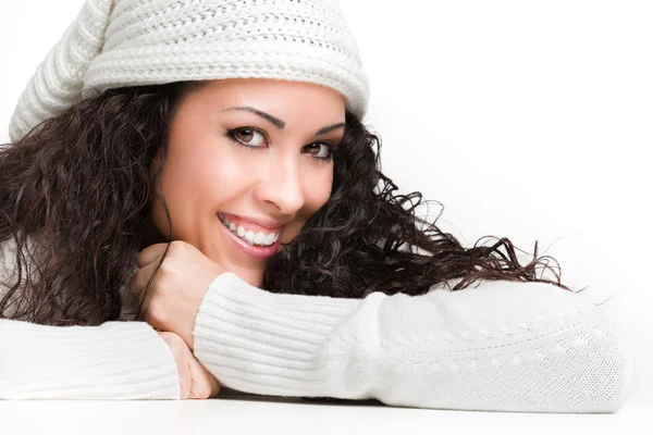 Bela mulher de cabelo longo sorrindo no fundo branco — Fotografia de Stock