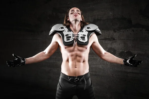 Amerikanischer Fußballspieler mit nacktem Oberkörper — Stockfoto