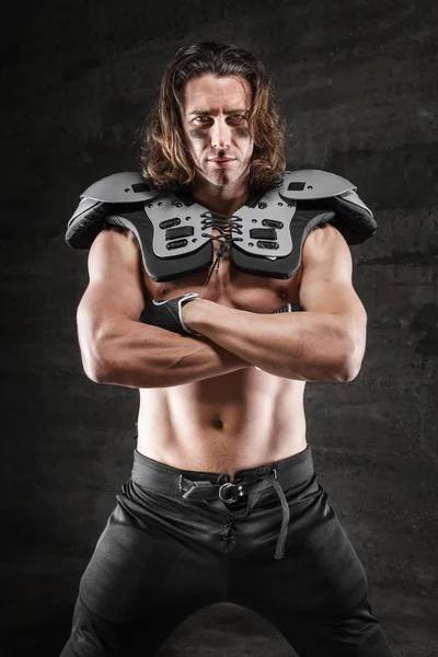 Bonito jogador de futebol muscular — Fotografia de Stock