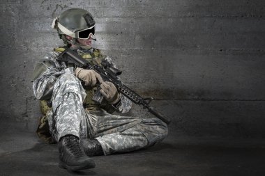 asker tüfeği ve maske dinlenme