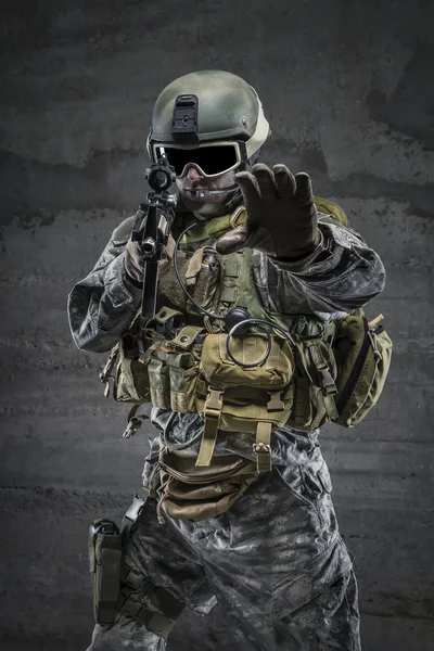 Soldier with rifle and mask in alt gesture — Stock Photo, Image