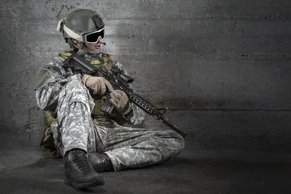 Voják s puškou a maska odpočívá — Stock fotografie