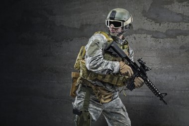asker tüfeği ve maske ile