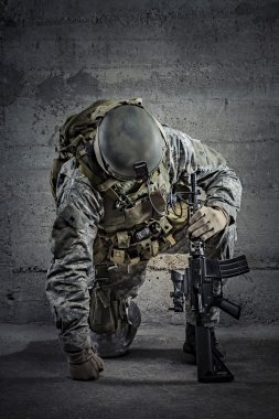 asker tüfeği ve kask
