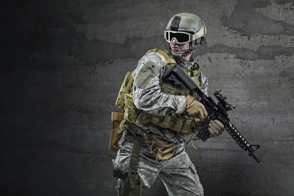 Soldado con rifle y máscara —  Fotos de Stock