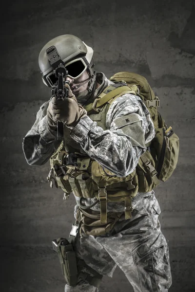 Soldat richtet Waffe auf dich — Stockfoto