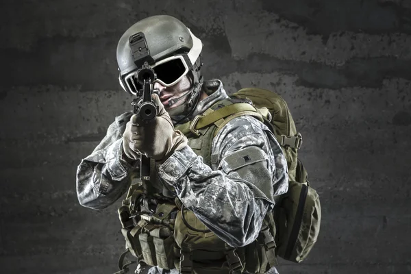 Soldat sikter på deg med gevær. – stockfoto