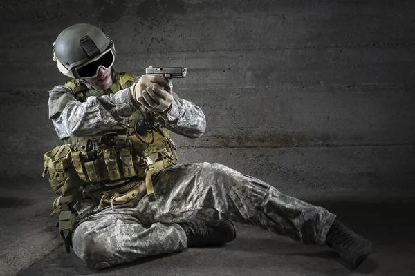 Soldat syftar en pistol — Stockfoto