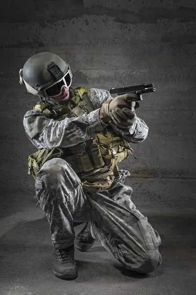 Soldat som sikter med pistol – stockfoto