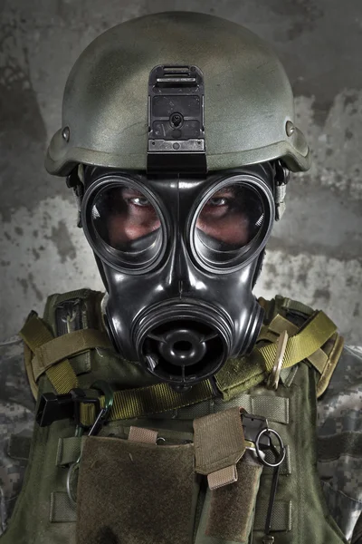 Soldat mit Gasmaske blickt in Kamera — Stockfoto