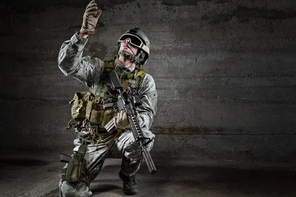 Soldado com máscara olhando para cima — Fotografia de Stock