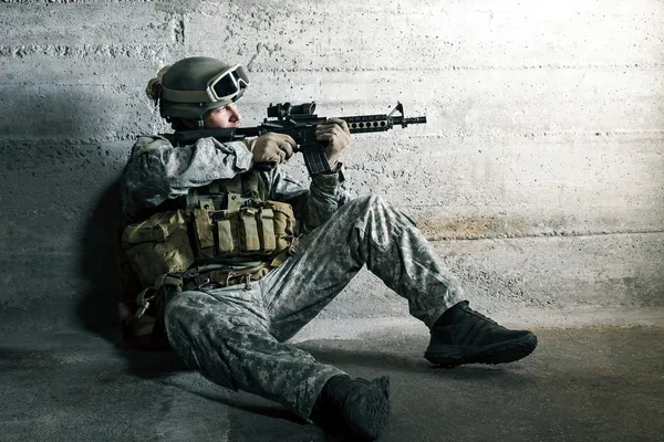 Soldado apuntando un rifle — Foto de Stock