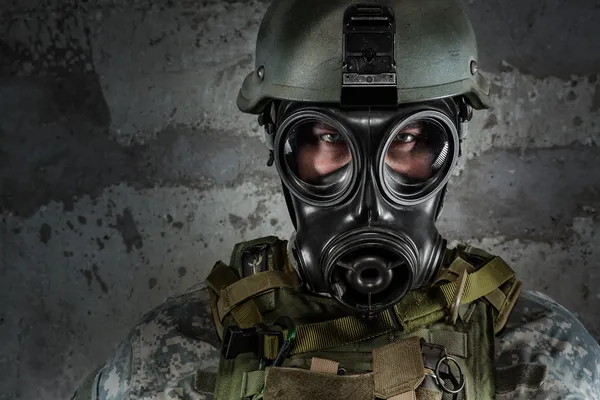 Soldat mit Gasmaske blickt in Kamera — Stockfoto