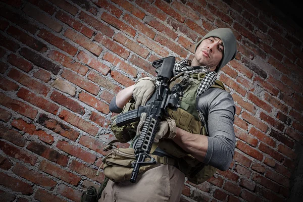 Retrato fo soldado com rifle olhando para a câmera — Fotografia de Stock