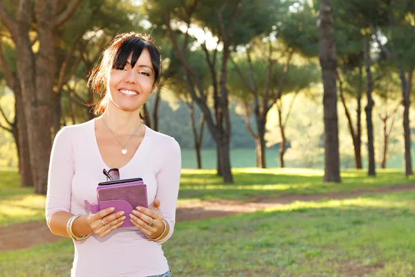 Sonrisa morena mujer y su ebook — Foto de Stock