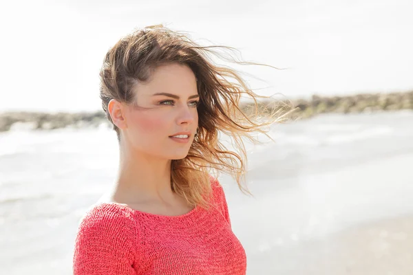 Belle jeune fille regardant de côté sur la plage — Photo