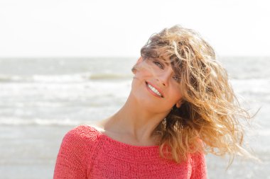 gülümseyen güzel yeşil gözlü kız sahilde