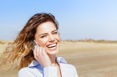 akıllı telefonda gülerek mutlu çekici Bayan