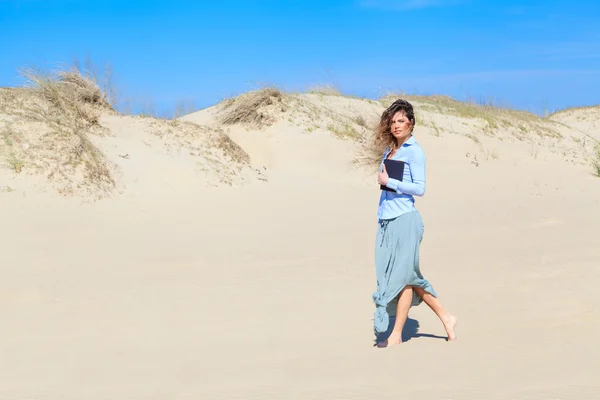 Bela mulher cabelo vento na praia — Fotografia de Stock