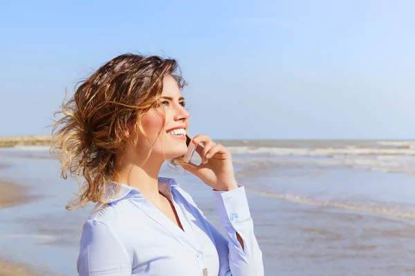 Happy smiling girl talking on the mobile phone — Stock Photo, Image