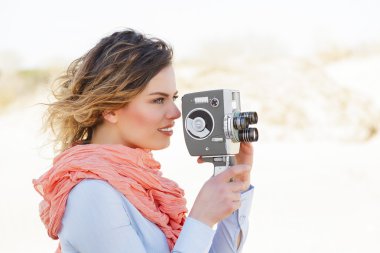 güzel bir kadın vintage 8 mm kamera tutarak açık portresi