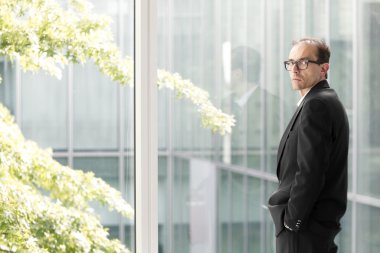 Kameraya bakarak kızgın gözlük işadamı