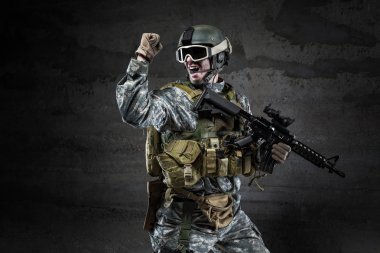 koyu arka plan üzerinde amerikan asker bağırarak