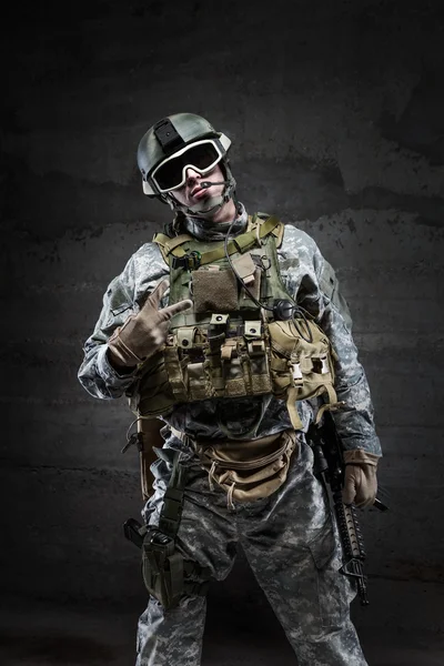 Amerikansk soldat i seiersgest – stockfoto