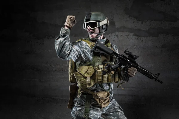 Soldado americano gritando sobre fondo oscuro — Foto de Stock